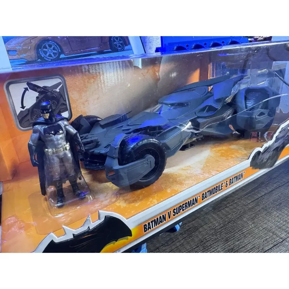 Metals Diecast 1/24 Batman Vs. Superman Batmobile and Batman figure
